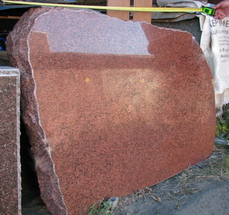 Картинка памятника скала на могилу из красного гранита в СПб
