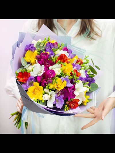 Букет из 35 ярких фрезий