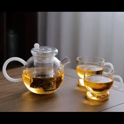 Прозрачный стеклянный чайник с белой ручкой