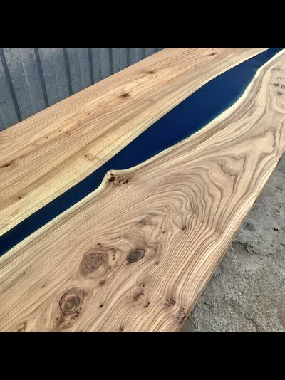 стол река из массива карагача с эпоксидной смолой классический
