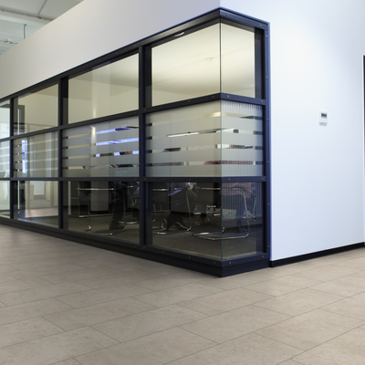 Виниловый пол Wineo 400 Stone Patience Concrete Pure DLC00139 в интерьере офиса