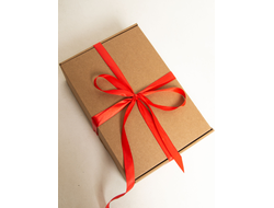 Подарочная коробка GILEV 32x22x10см с наполнителем и красной лентой