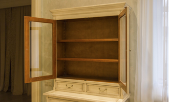 Буфет с верхней надстройкой со стеклянными дверьми.