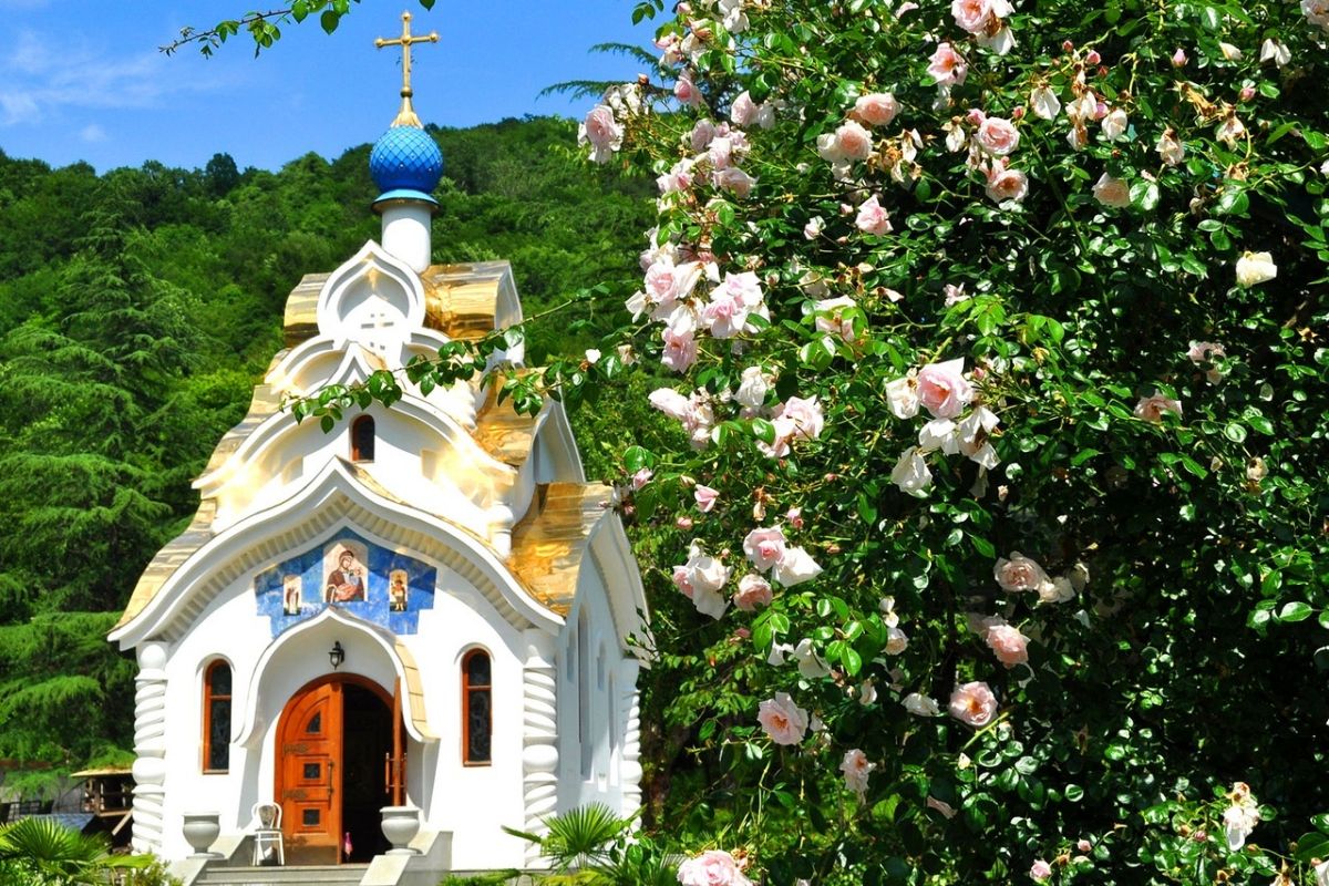 Цветы около храма