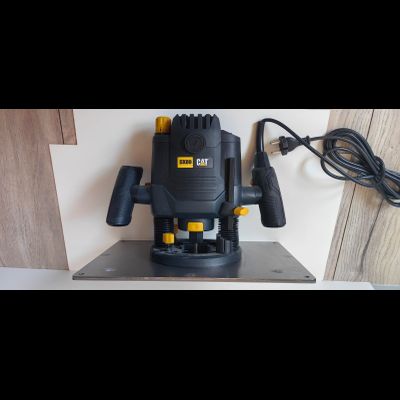 Пластина под CAT DX89 для установки фрезера в стол 350*250 мм.