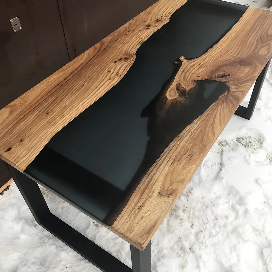 Стол с рекой дымчато-черного цвета. Работа spilcenter.com
