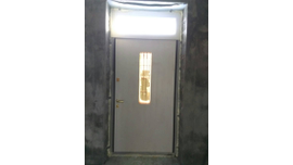 входная металлическая дверь со стеклопакетом и ковкой