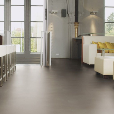 Виниловый пол Wineo 800 Tile L Solid Umbra DB00098-3 в интерьере гостиной