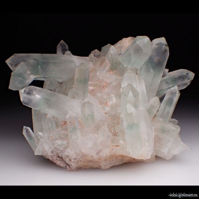 Горный хрусталь (разн. кварца) с фантомами, фуксит. 99*81*51мм