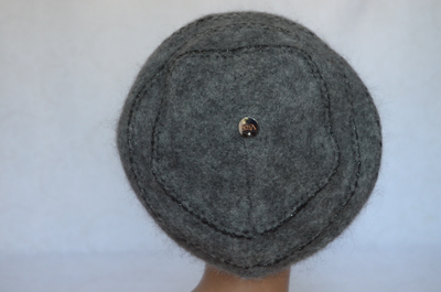 Теплый женский зимний вязаный берет Vizio Италия темно - серого цвета фото
