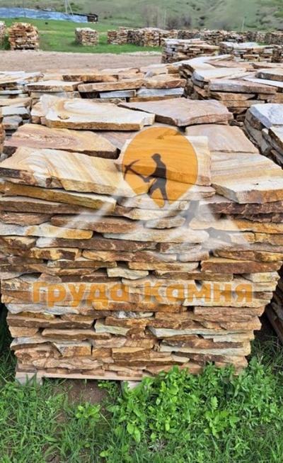 Бело-жёлтый песчаник, с разводом