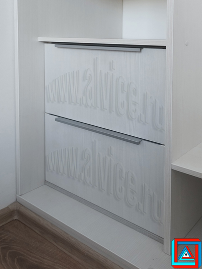 Шкаф встроенный со складными дверями и распашной створкой