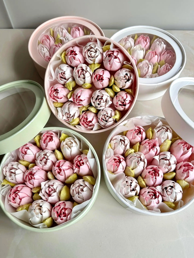 Шляпная коробка мини с зефирными тюльпанами