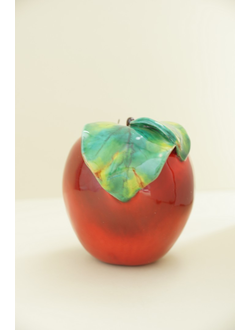 Яблоко с листом