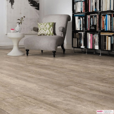 Дизайнерский пол Disano Classic Aqua Дуб Винтаж серо-бежевый 536249 в интерьере гостиной