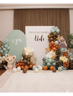 Фотозона сафари Uali с цифрой мозаикой