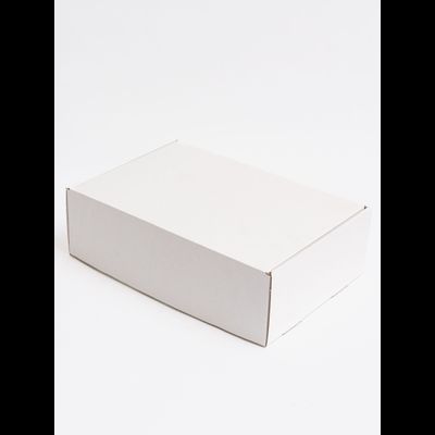 Белая подарочная коробка 32х22х10см с синей лентой и наполнителем