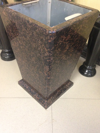 Урна на улицу из "Балтийского" гранита со вставкой , без логотипа