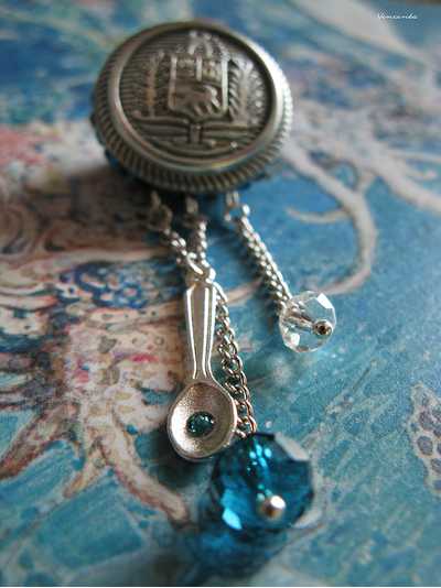 Брошь в стиле Алисы в Стране Чудес - &quot;Странное чаепитие&quot;