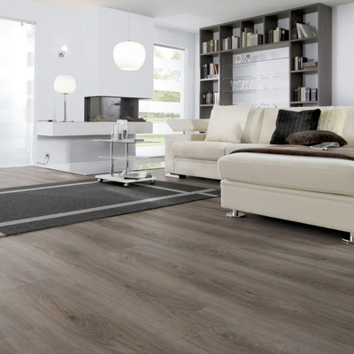 Виниловый пол Wineo 400 Wood Valour Oak Smokey DB00133 в интерьере гостиной