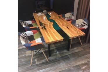 Стол-река из розовой акации с рекой цвета морской волны. Работа spilcenter.com, г.Екатеринбург