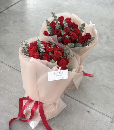 Букет из 15 роз с эвкалиптом