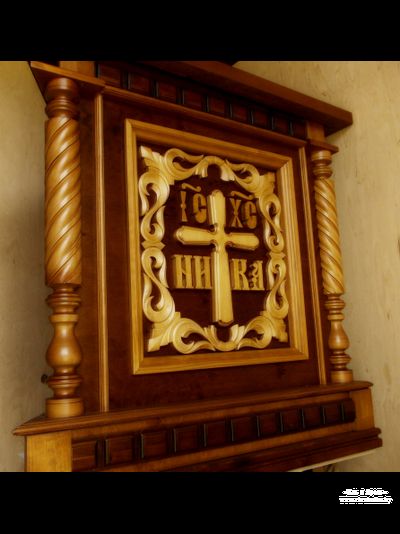 Деревянный жертвенник в храм