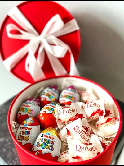 Коробка с киндерами и рафаэлло