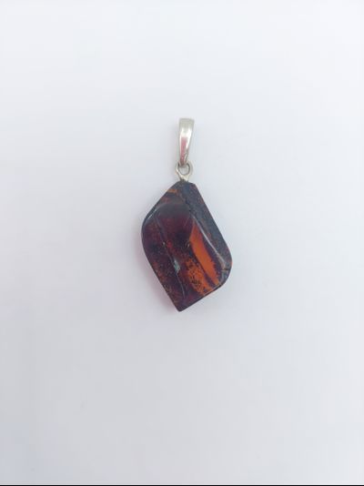 Кулон из темного янтаря 02287