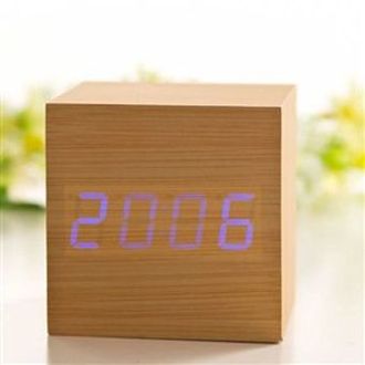 Часы-будильник Куб светлый бамбук синие цифры