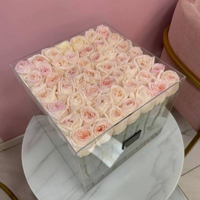 Стеклянный куб с пионовидными розами White Ohara XXL