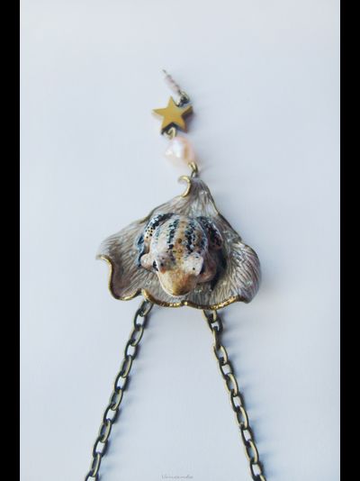 "Поймавшая звезду". Бохо-подвеска с лягушкой, барочным жемчугом и гематитовой звёздочкой