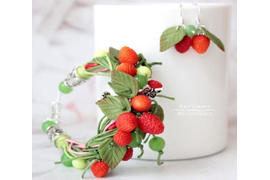 Работа Екатерины Белоножко . Использован молд "Земляника NEW", "Лист малины"