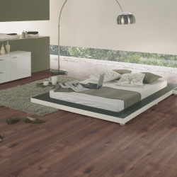 Ламинат Wineo Дуб Лиссабон Темно-коричневый LA210LV4 в интерьере спальни