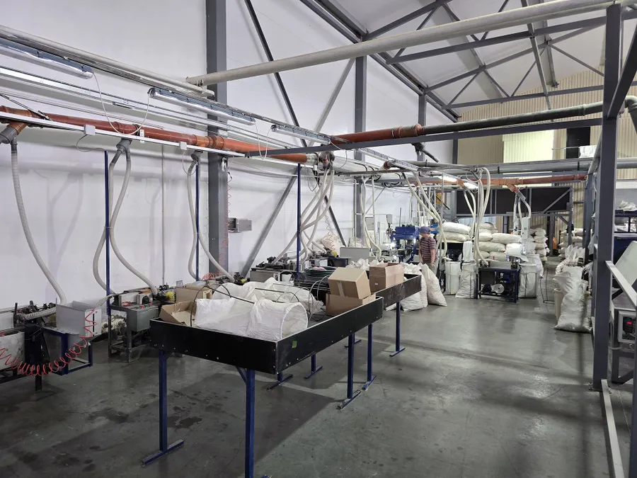 Помещение завода с размешивателями для кофе