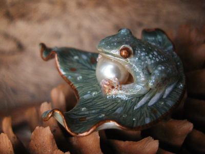 "Аларлимбская лягушка", эльфийская брошь в стиле фэнтезийного арт-нуво