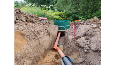 Электрический кабель протягиваем в ПНД трубе