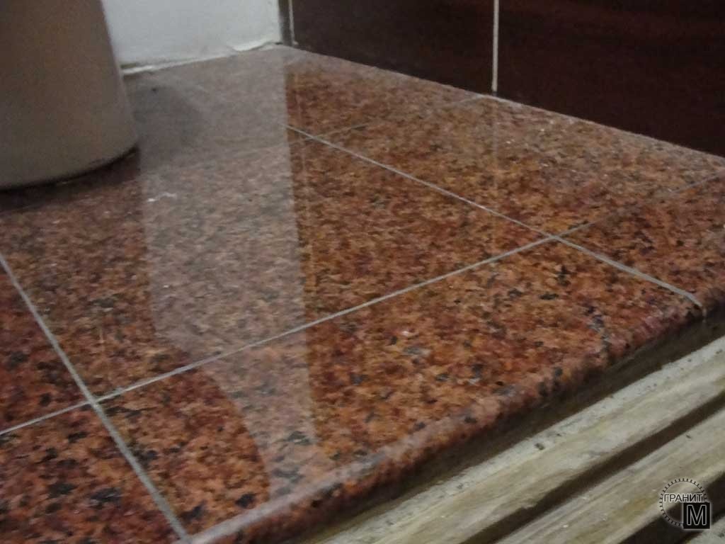 granitnyj pol iz karelskogo kamnya i