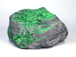 Уваровит кристаллы на породе, Урал (112*68*65 мм, 873 г) №17358