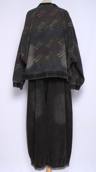 Джинсовка-бомбер "ЦВЕТНЫЕ ШТРИХИ" черная, синяя р.46-52