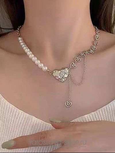 Ожерелье из жемчуга и серебра  с подвеской из мятого металла