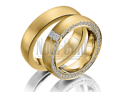 Обручальные кольца из жёлтого золота с бриллиантами в женском кольце с шероховатой поверхностью