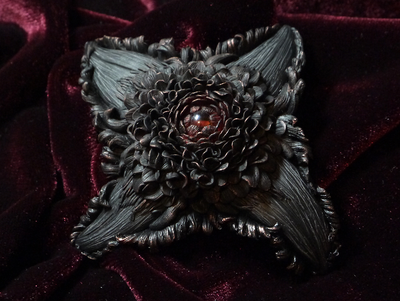 Готическая брошь "Цветок Пламя Ворона" из коллекции украшений "Рейвенсвуд"