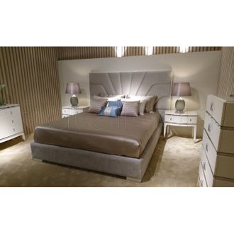 Кровать с решеткой, отделка белый блестящий лак, ткань NUANCE-92A
