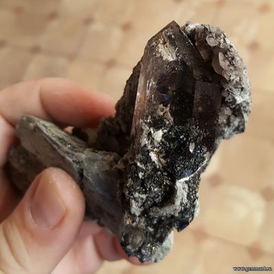 Дымчатый кварц с хлоритом и кальцит на хлорит-серицитовом сланце. Россия. 175*62*52мм