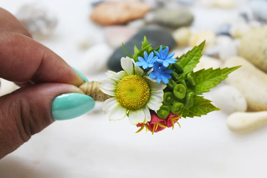 Брошь с ромашкой , которую слепила на отдыхе в Аланье. 