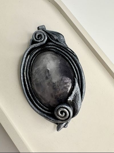 Броши из натуральных камней и кожи