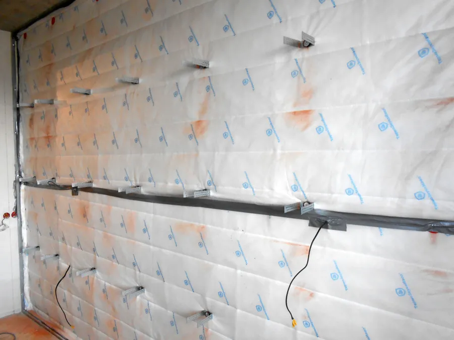 Монтаж виброизоляционных подвесов "Сонокреп-Протектор на стену для развязки от передачи структурного шума от стены на металлокаркас