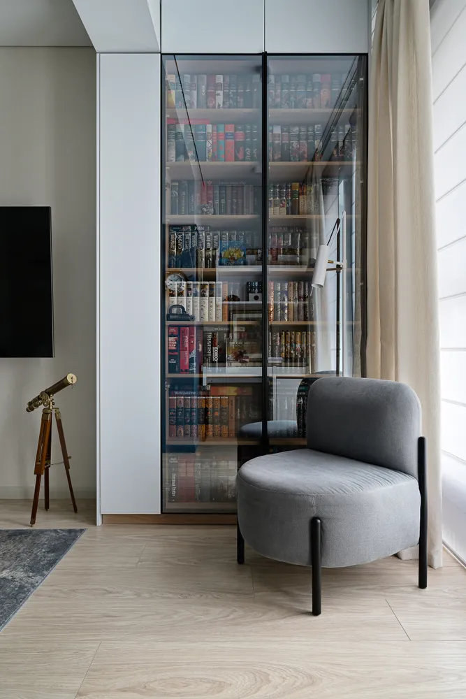 Книжный шкаф с фасадами из стекла в алюминиевой раме