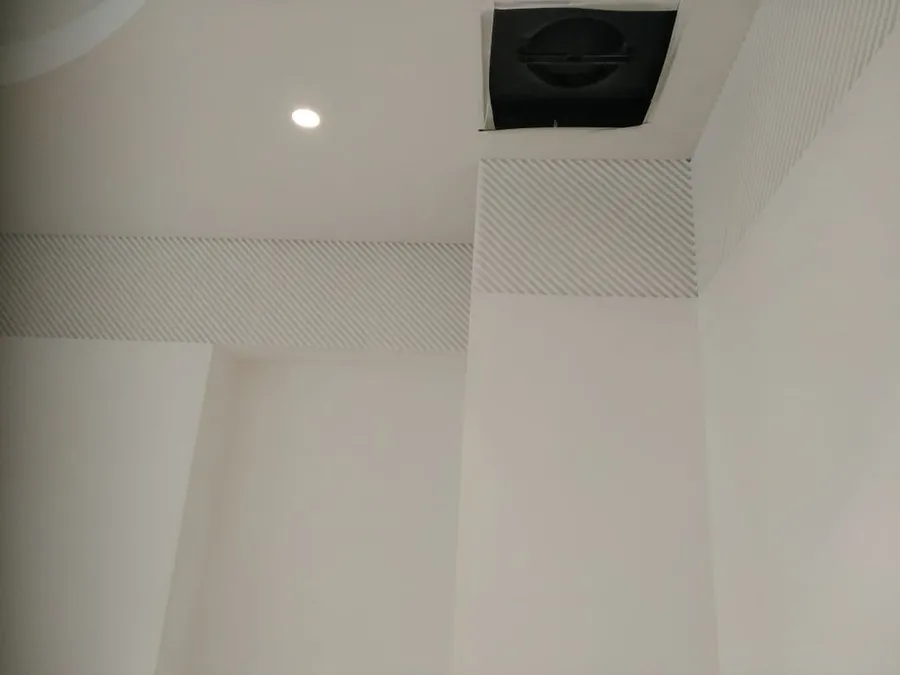 Смонтированные и покрашенные стеновые панели. Особое внимание было уделено стыкам на внешних и внутренних углах.